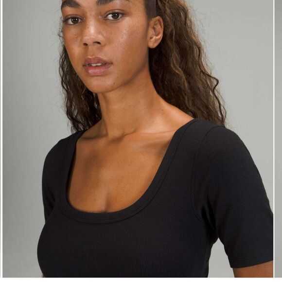 NWT New LULULEMON Ribbed Held Tight Tee Deep Scoop Neck & Back Crop Top Black 10 - Picture 2 of 7